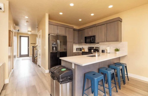 St. George Casa | St. George 5 bdrm Adventure Retreat, national parks, sports, golf, tesla charger