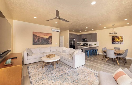 St. George Casa | St. George 5 bdrm Adventure Retreat, national parks, sports, golf, tesla charger