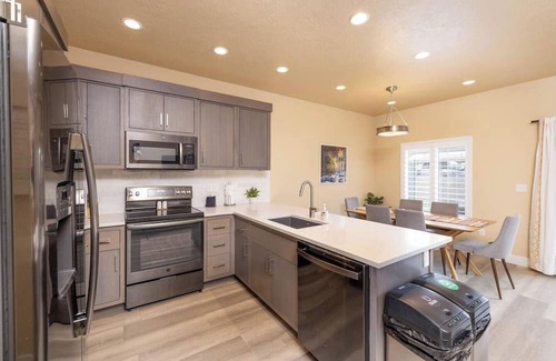 St. George Casa | St. George 5 bdrm Adventure Retreat, national parks, sports, golf, tesla charger