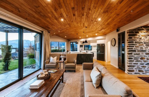 Wanaka Casa | Te Moana - Lake Views - Sleeps 7