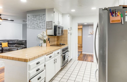 Greenacres Casa | 7 Mi to Dtwn: Poolside Paradise in Bakersfield!