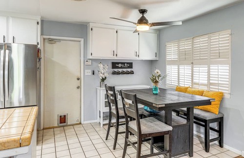 Greenacres Casa | 7 Mi to Dtwn: Poolside Paradise in Bakersfield!
