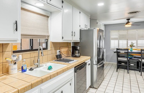 Greenacres Casa | 7 Mi to Dtwn: Poolside Paradise in Bakersfield!