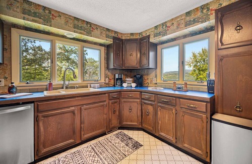 Waterbury Casa | Camel's Hump View Ski House - 10 miles to Stowe!