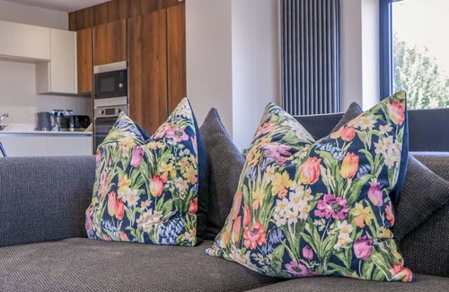 Pontyclun Cabaña | FOREST LODGE, family friendly, luxury holiday cottage in Pontyclun