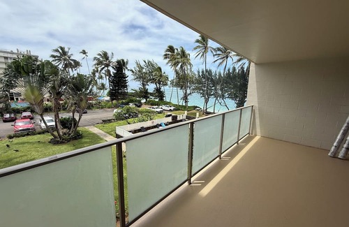 Punaluu Condominio | Tranquil 1-bedroom condo on a sandy beach in Hauula