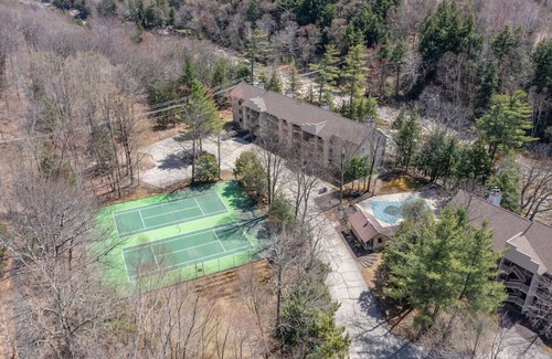 Lincoln Apartamento | Riverfront Condo w/ Outdoor Pool