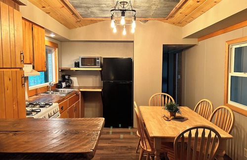 Hazelhurst Cabina | Creekside Oasis ~ Terrific 3-bedroom Cabin in Hazelhurst, Wisconsin