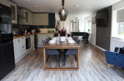 Earley Casa | Cosy Home; New Refurbished Home with Double Parking for Family's and Contractors