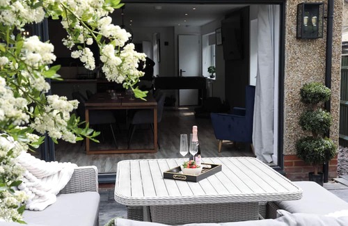 Earley Casa | Cosy Home; New Refurbished Home with Double Parking for Family's and Contractors