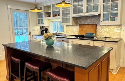 Stone Ridge Casa | Charming 3-bedroom farm house in peaceful Stone Ridge with Hot Tub & Bocce court