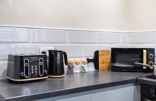 Abercynon Casa | 4 Bedrooms Sizeable for Contractors /Families