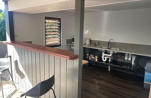 Mission Beach Apartamento | Rainforest King Rooms | Shared Kitchen + Lounge | Sleeps 2–8