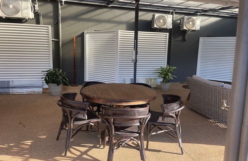 Mission Beach Apartamento | Rainforest King Rooms | Shared Kitchen + Lounge | Sleeps 2–8
