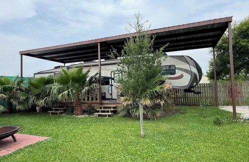 Port Lavaca Casa | Bunk House RV-bedroom RV in fantastic Port O'Connor TX with AC