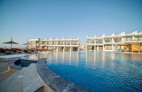 Bahceli Apartamento | Beautiful studio: Relaxation by the pool under palm trees