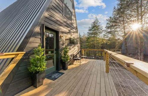 Omaha Cabina | Modern Creekside A-Frame w/Hot Tub & Forest Views