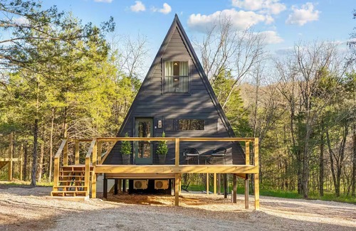Omaha Cabina | Modern Creekside A-Frame w/Hot Tub & Forest Views