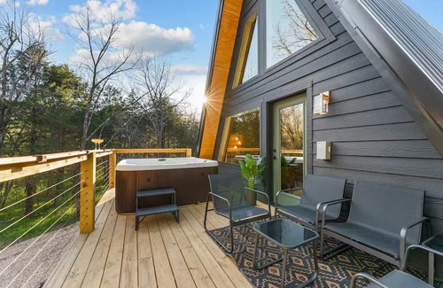 Omaha Cabina | Modern Creekside A-Frame w/Hot Tub & Forest Views