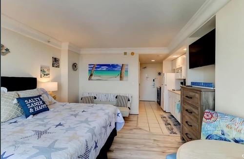 Ortona Park Apartamento | Bang For Your Buck Hotel Condo with Kitchen, Ocean View and Private Balcony