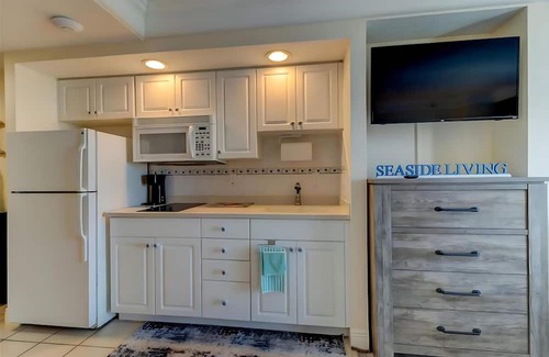 Ortona Park Apartamento | Bang For Your Buck Hotel Condo with Kitchen, Ocean View and Private Balcony