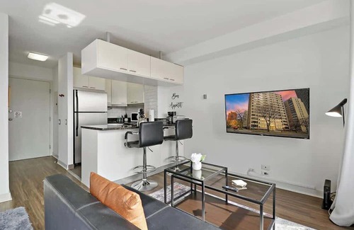 Indian Village Apartamento | Warm & Elegant Studio Apt in Chicago