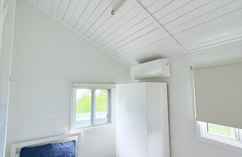 Emu Park Complejo | Beach Dorm accommodation with shared toilet & shower