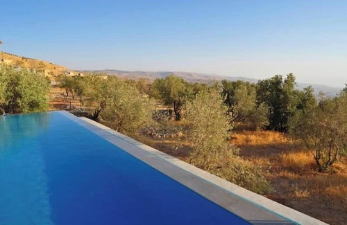 Al-Maghtas Casa | ★ Spacious Retreat ★ Stunning Views, Pool, Art