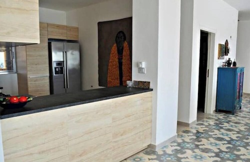 Al-Maghtas Casa | ★ Spacious Retreat ★ Stunning Views, Pool, Art