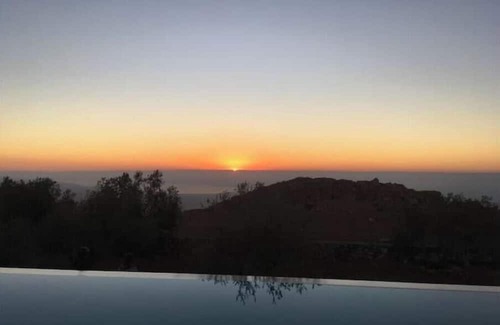 Al-Maghtas Casa | ★ Spacious Retreat ★ Stunning Views, Pool, Art