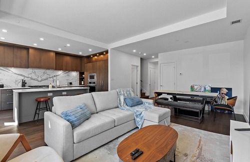 South Central Casa | Gyro Beach Getaway with Resort Style Amenities and Beach front access!