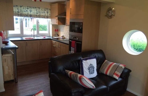 Hoveton Cabaña | Refurbished cottage at the centre of Wroxham with private riverside garden.