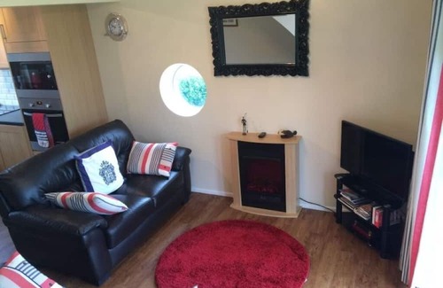Hoveton Cabaña | Refurbished cottage at the centre of Wroxham with private riverside garden.