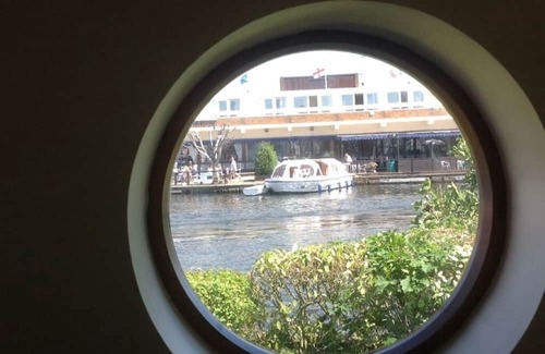 Hoveton Cabaña | Refurbished cottage at the centre of Wroxham with private riverside garden.