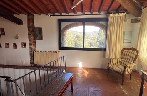 Pieve a Presciano Apartamento | Penthouse with large windows and frescoes in hamlet with pool use