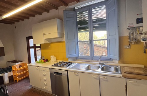 Pieve a Presciano Apartamento | Apartment in hamlet with three large rooms and pool use