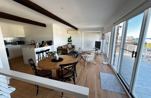 Wamberal Apartamento | 100m from Beach: The Wambi Getaway, Pet Friendly, 2BR, Entire Apartment and Yard