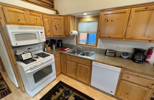 Ashland Casa | Cabin #14 at Hyatt Lake Resort