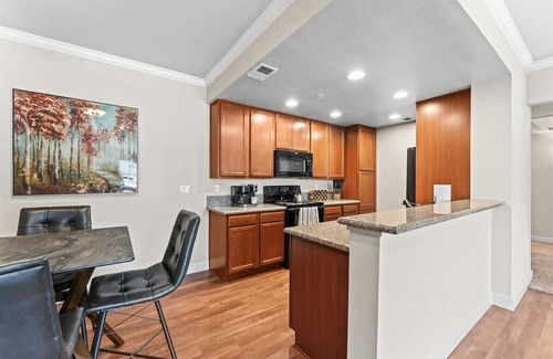 Reno/Tahoe Airport Apartamento | New Cozy & Stylish 1BR with Heated Pool, Relaxing Spa & Sauna