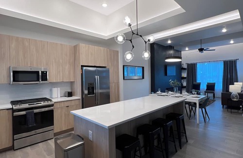 Biggs Field Casa | The Parkview Home With Spacious 4-bedroom and enclosed 2-car garage.