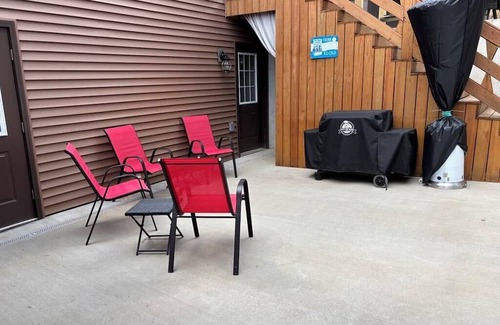 Saint Francis Apartamento | Cozy Outlaw studio room with heated pool AC in charming New Hope