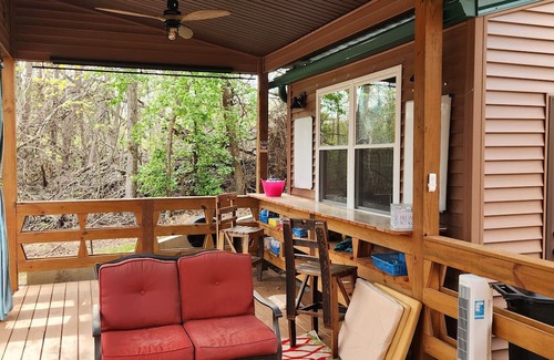 Saint Francis Apartamento | Cozy Outlaw studio room with heated pool AC in charming New Hope