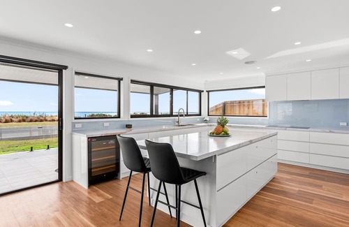 Portarlington Casa | Portarlington Beach Retreat, A modern home across from the water