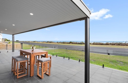 Portarlington Casa | Portarlington Beach Retreat, A modern home across from the water