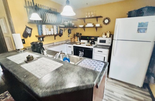 Cedar Chalet De Esquí | Chalet Near Sleeping Bear Dunes National Lakeshore w/neighborhood golf course.