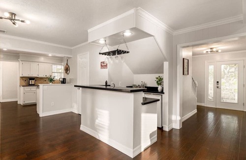 Conroe Casa | *NEW* Elegant Colonial Retreat - The Woodlands & Conroe