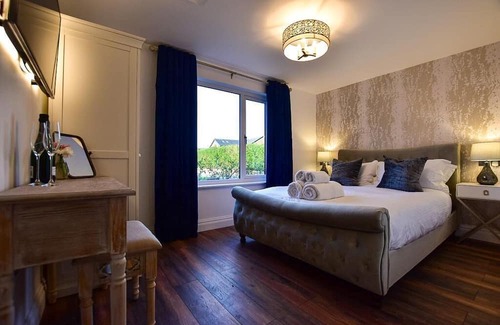 Blackpool Cabina | Wayside lodge with a private Hot tub