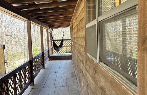 Wellington Cabina | Charming 2-bedroom cabin with WiFi, AC, hottub and sauna!