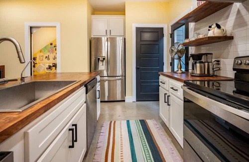 Downtown Casa | Sunshine Townhome 1BR/1.5BA 1 Block Downtown Bryan