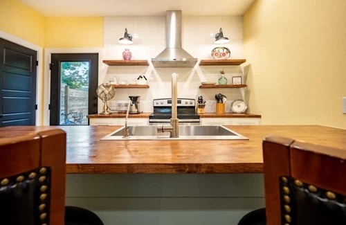 Downtown Casa | Sunshine Townhome 1BR/1.5BA 1 Block Downtown Bryan